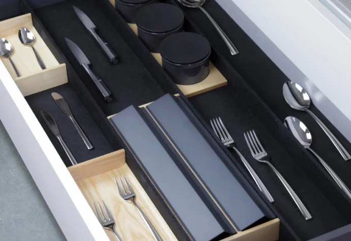 Cubertero ORGANIQ negro modular de alta gama